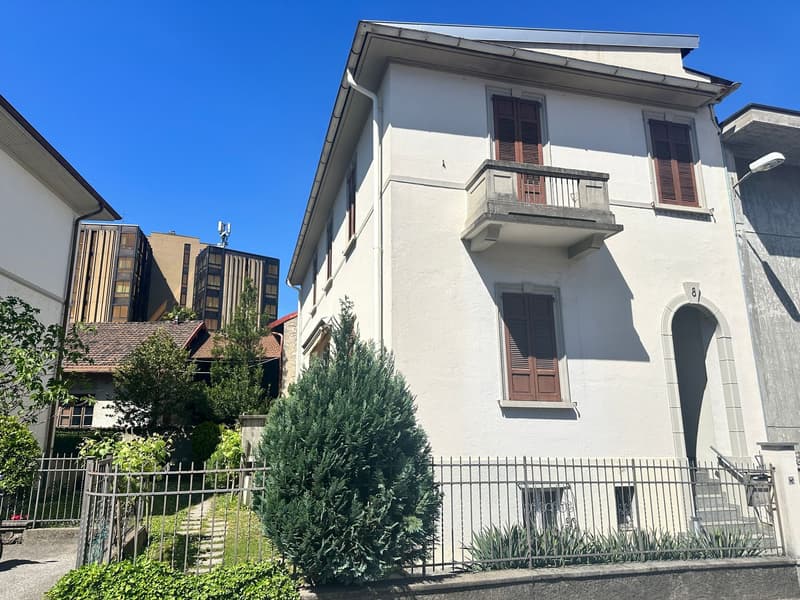Spacious Family Home with Private Garden in a Quiet Residential Area of Chiasso (15)