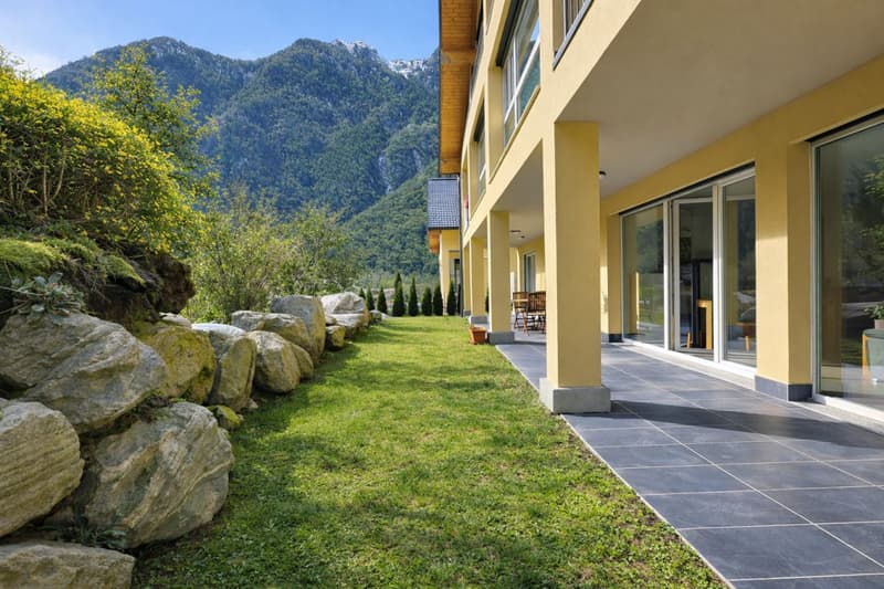MODERNE 3.5-ZIMMER-WOHNUNG MIT CA. 45 m² PRIVATGARTEN – LOSTALLO (SORTE) (1)