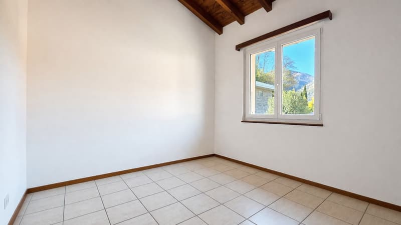 Villetta a schiera d’angolo con giardino – Losone (8)