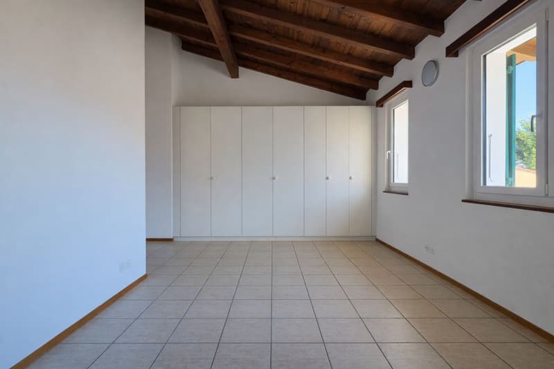 Villetta a schiera d’angolo con giardino – Losone (10)