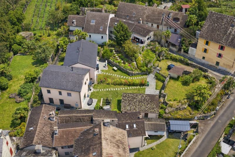 Moderne Einfamilienvilla mit grosszügigem Garten in ruhiger Lage in Golino (1)