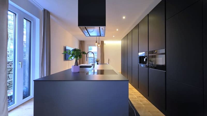 Moderne Einfamilienvilla mit grosszügigem Garten in ruhiger Lage in Golino (4)