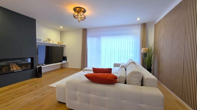 Moderne Einfamilienvilla mit grosszügigem Garten in ruhiger Lage in Golino (2)