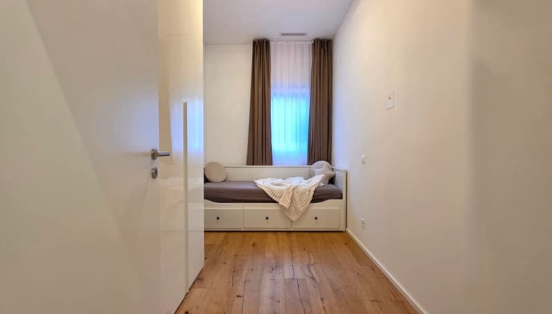 Moderne Einfamilienvilla mit grosszügigem Garten in ruhiger Lage in Golino (13)