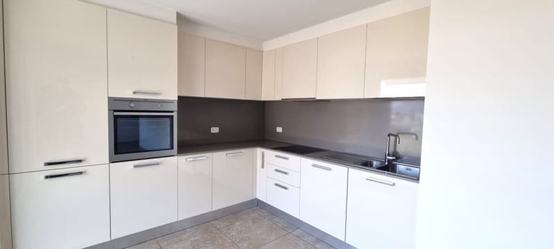 Modern und strategisch gelegene 4.5-Zimmer-Wohnung in Sant'Antonino – Perfekt für alle, die Komfort und Lebensqualität suchen (2)