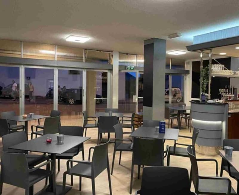 Affittasi moderno snack bar in centro Brissago con terrazza coperta (3)