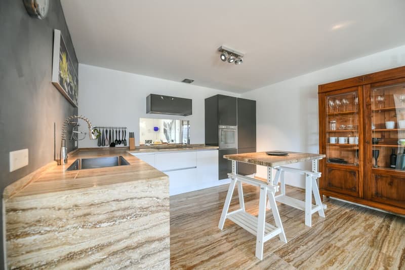 Sehr schöne und moderne 3.5 Zi-Wohnung mit teilweise See Sicht (2)