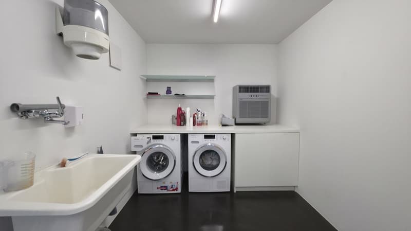 Zeitgenössische Liegenschaft mit Garage, Innenlift und spektakulärer 180°-Panoramasicht (22)