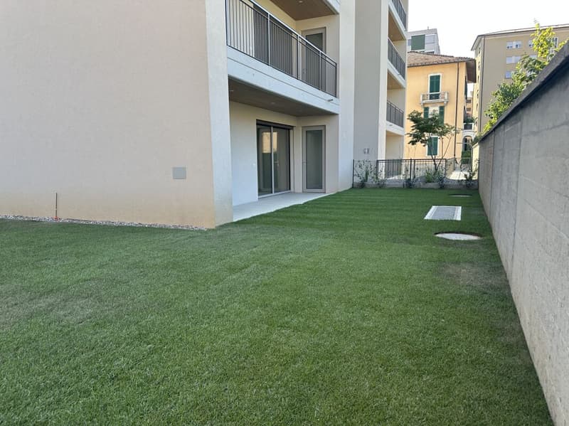 Moderno bilocale con grande giardino (10)