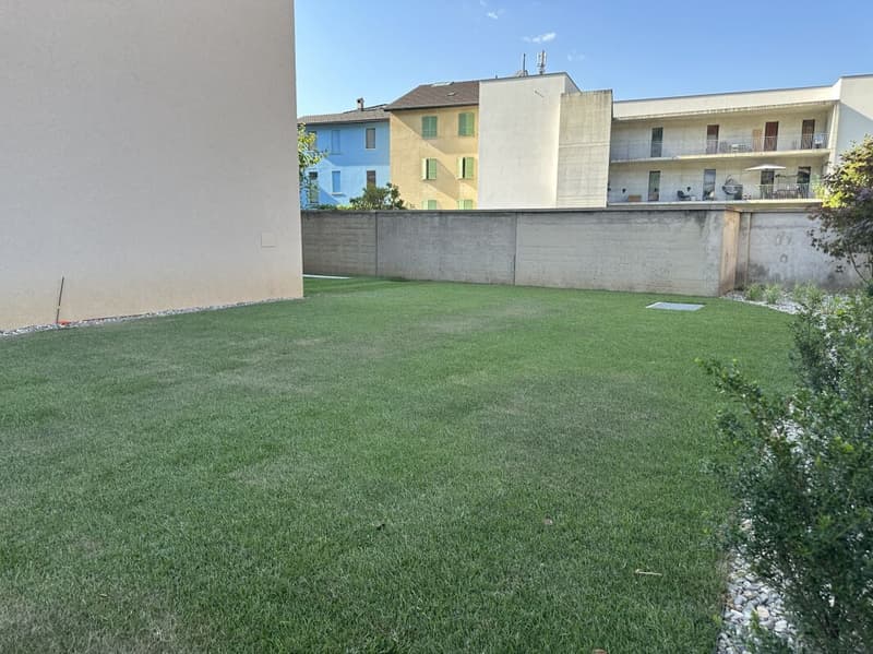 Moderno bilocale con grande giardino (11)