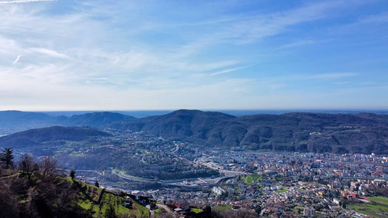 Terreno edificabile (R7) in centro, a pochi minuti dalla dogana e dai principali servizi (1)