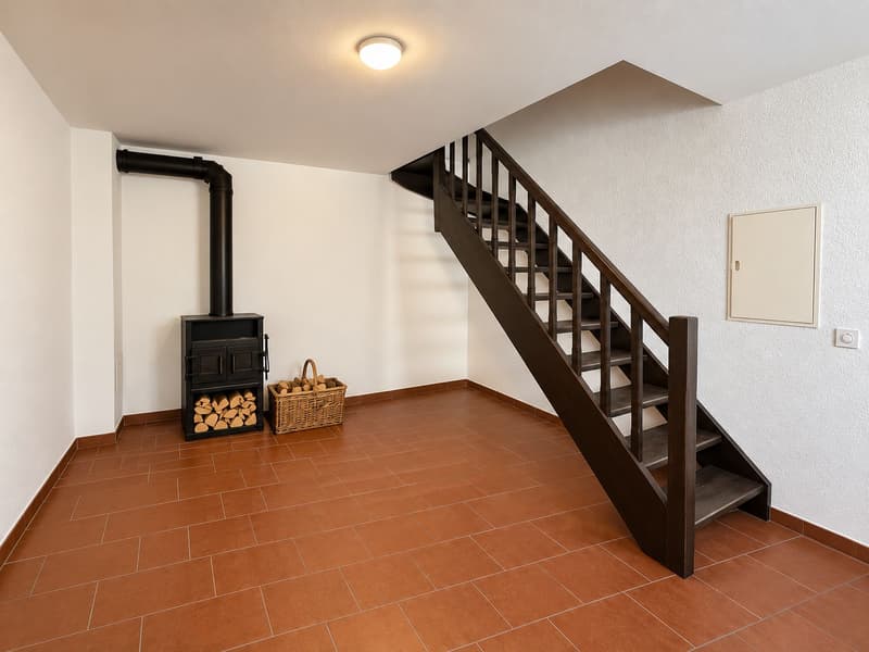 Charmante 2.5-Zimmer-Duplexwohnung mit Atelier/Studio im Dorfzentrum von Novaggio (2)