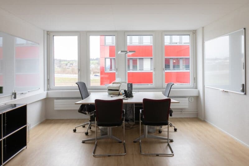Möblierte Büroräume im modernen Businesscenter in Baar (2)
