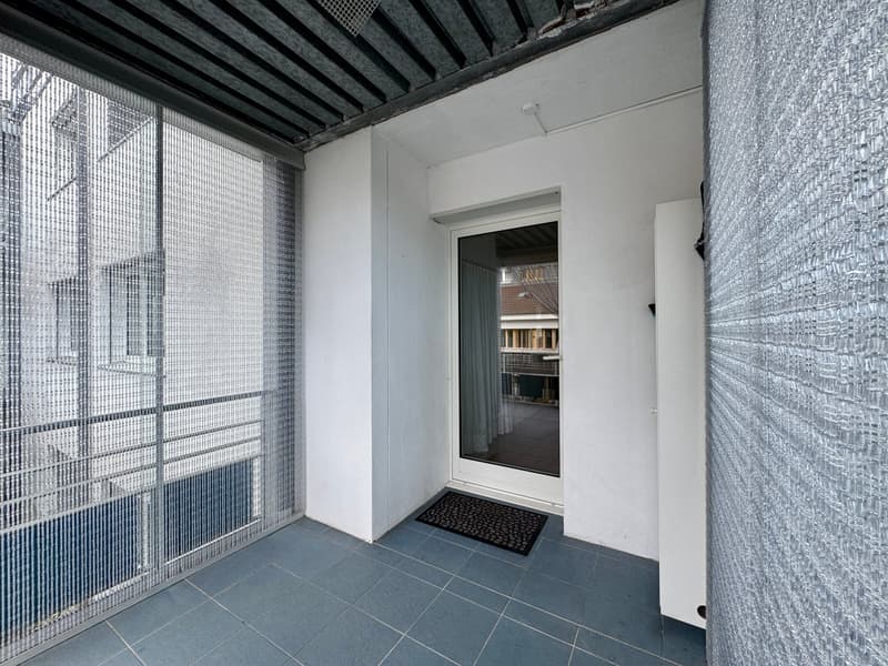 entrance area with floor door leading to balcony, gray tiles, transparent screens