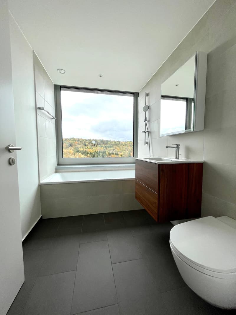 Bad mit WC (Klosomat) und Badewanne