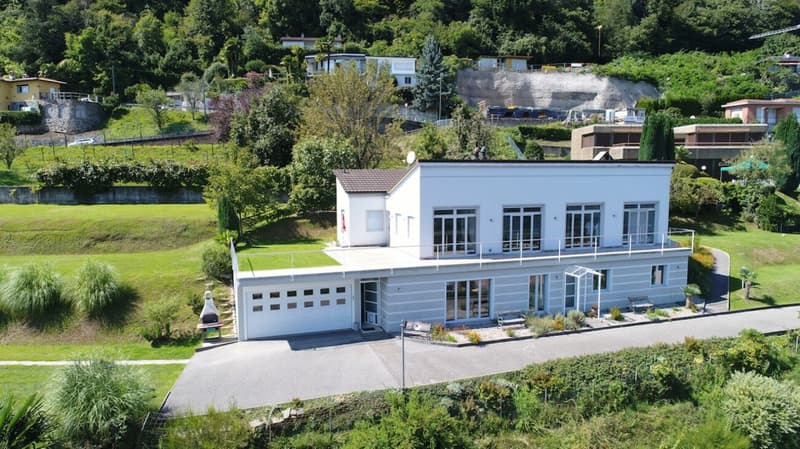 VERNATE · VILLA CON DUE APPARTAMENTI · SPAZIO, LUCE E VISTA APERTA SUL LAGO (1)