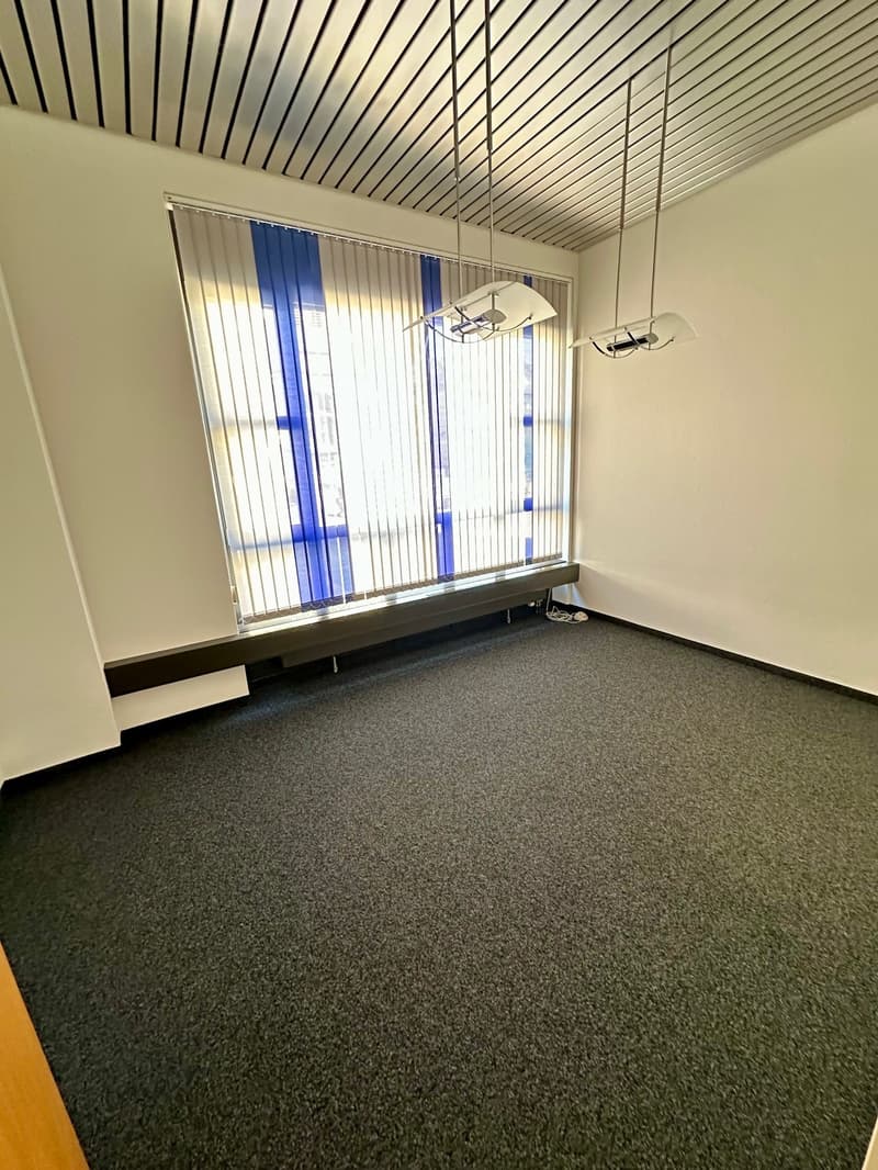 empty room, large window, white walls, gray carpet, two hanging lamps