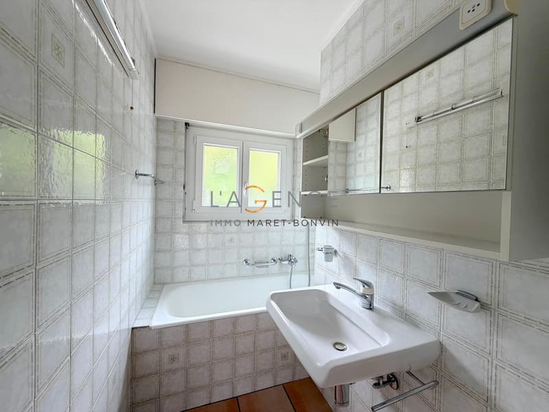 Charmant appartement de 5.5 pièces avec balcon, vue dégagée et jardin (6)