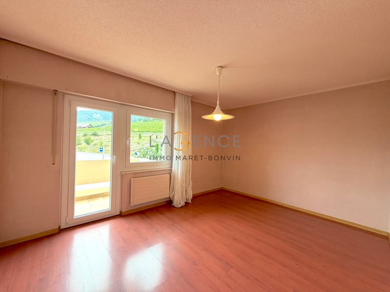Charmant appartement de 5.5 pièces avec balcon, vue dégagée et jardin (4)