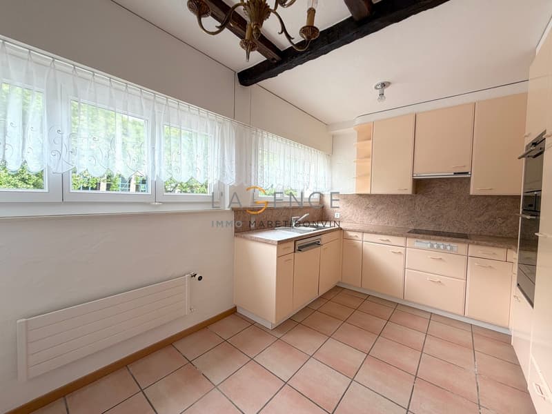 Charmant appartement de 5.5 pièces avec balcon, vue dégagée et jardin (2)