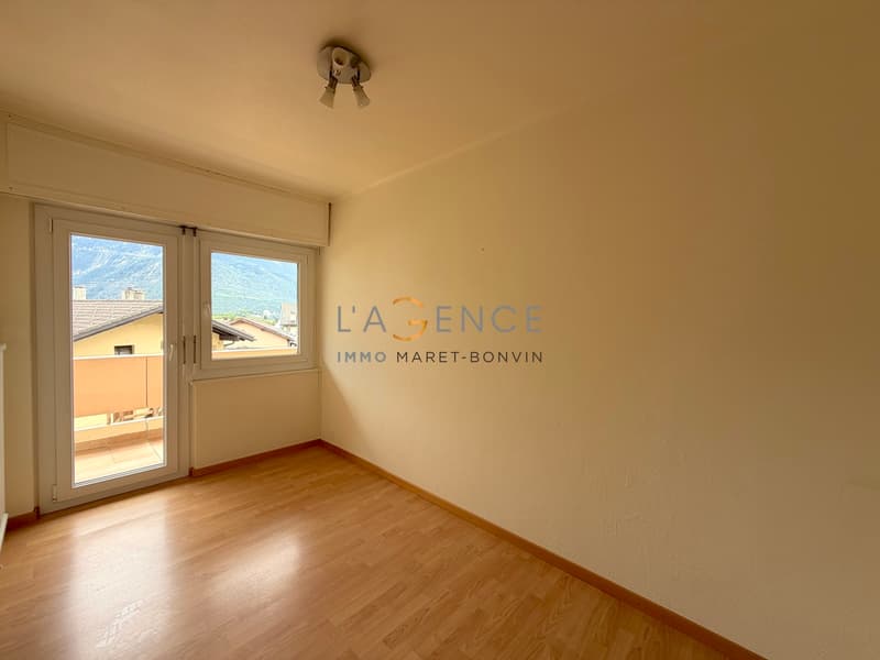Charmant appartement de 5.5 pièces avec balcon, vue dégagée et jardin (5)