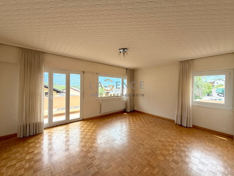 Charmant appartement de 5.5 pièces avec balcon, vue dégagée et jardin (3)