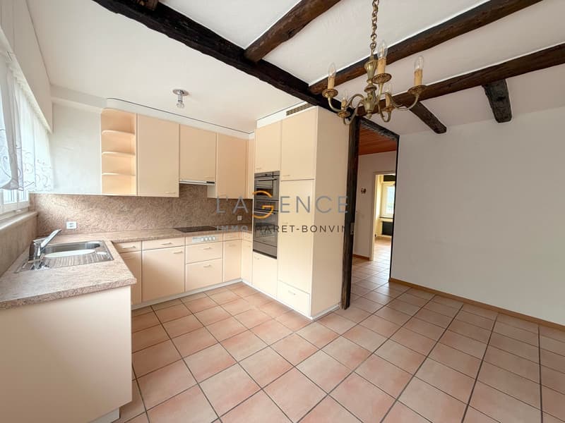 Charmant appartement de 5.5 pièces avec balcon, vue dégagée et jardin (1)