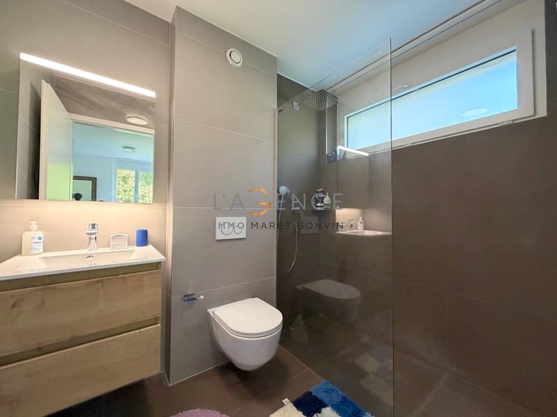 Appartement 3,5 pièces avec grand balcon, piscine et vue sur le lac (6)