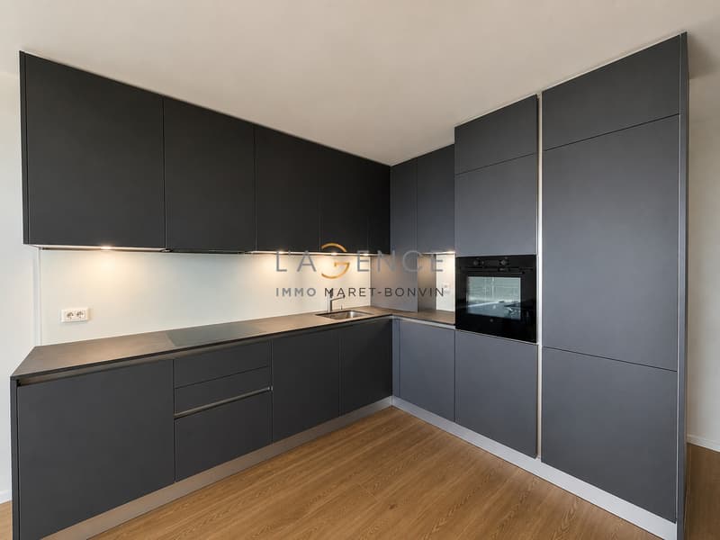 Appartement 3,5 pièces avec grand balcon, piscine et vue sur le lac (4)