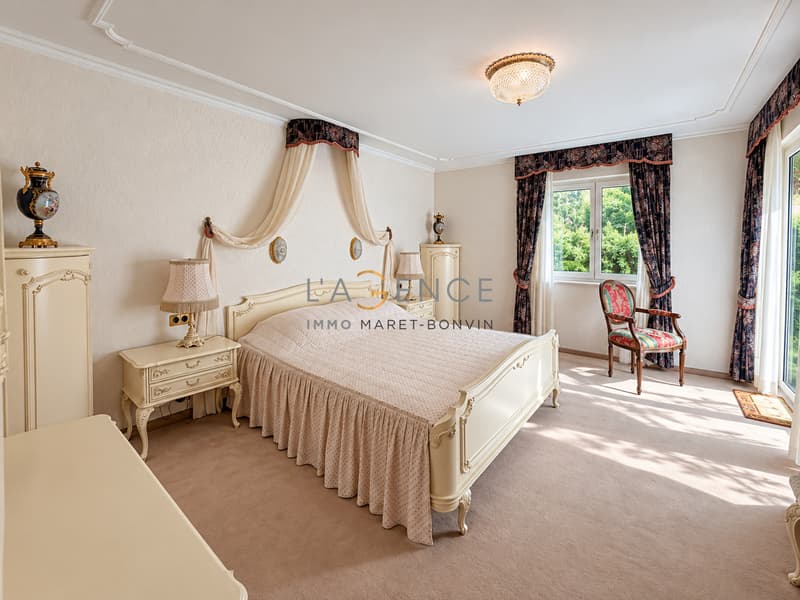 L'ELEGANCE D'UN GRAND CHALET PRIVE FACE AUX ALPES (8)