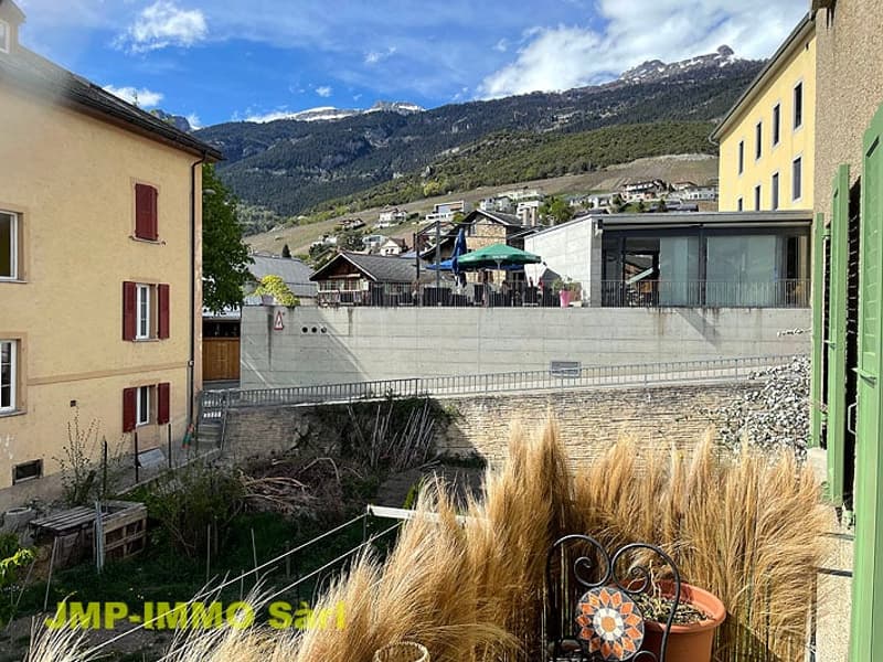À Saisir au coeur du village de Miège (19)