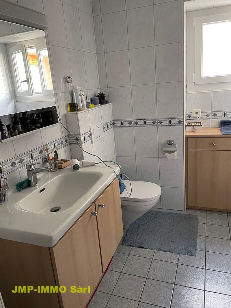 Charmant appartement de 4 pièces rénové au coeur du village de Miège (9)