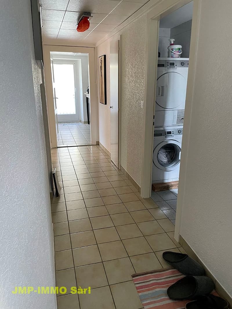 Charmant appartement de 4 pièces rénové au coeur du village de Miège (11)