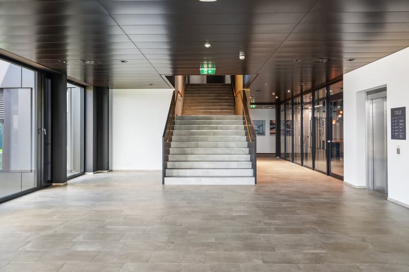 offen gestaltetes Stiegenhaus mit Lift