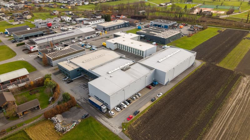 Immobile commerciale spaziosa con spazi di stoccaggio, logistica e uffici (2)