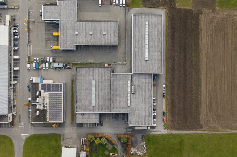 Immobile commerciale spaziosa con spazi di stoccaggio, logistica e uffici (4)