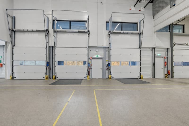Immobile commerciale spaziosa con spazi di stoccaggio, logistica e uffici (6)