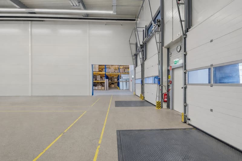Immobile commerciale spaziosa con spazi di stoccaggio, logistica e uffici (10)