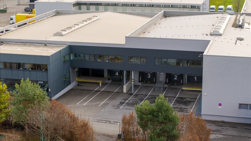 Immobile commerciale spaziosa con spazi di stoccaggio, logistica e uffici (5)