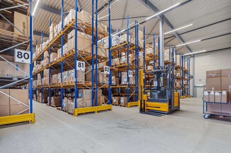 Immobile commerciale spaziosa con spazi di stoccaggio, logistica e uffici (9)
