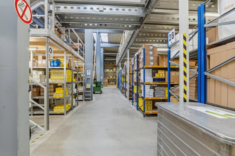 Immobile commerciale spaziosa con spazi di stoccaggio, logistica e uffici (21)