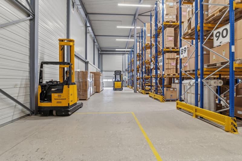 Immobile commerciale spaziosa con spazi di stoccaggio, logistica e uffici (7)