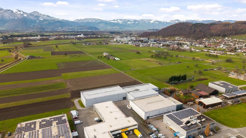 Immobile commerciale spaziosa con spazi di stoccaggio, logistica e uffici (3)
