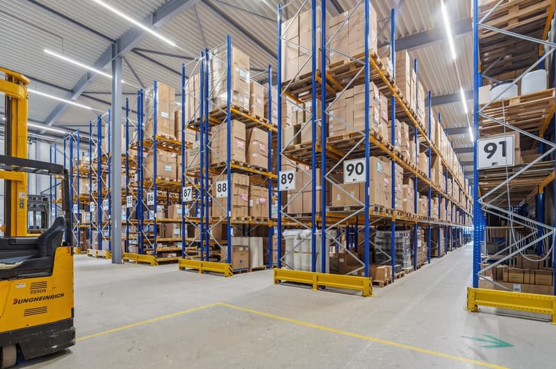 Immobile commerciale spaziosa con spazi di stoccaggio, logistica e uffici (8)