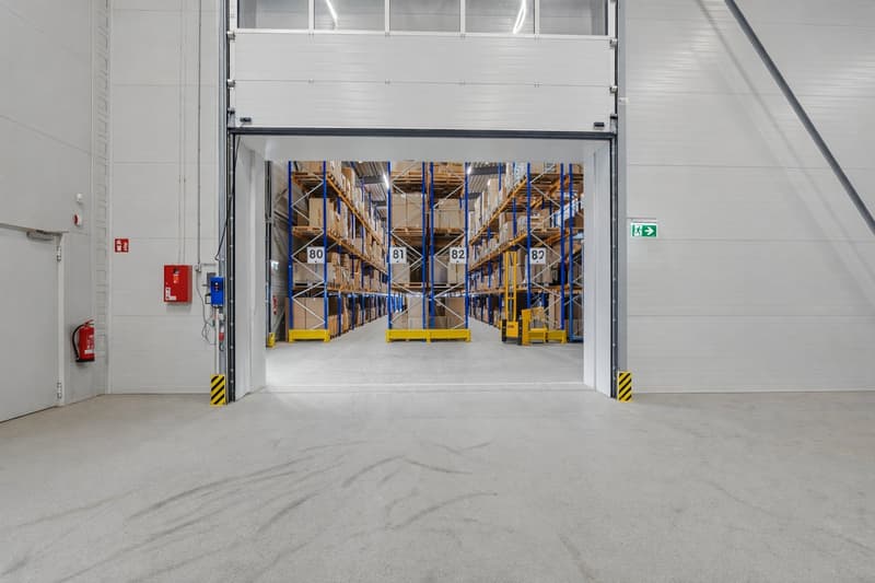 Immobile commerciale spaziosa con spazi di stoccaggio, logistica e uffici (11)