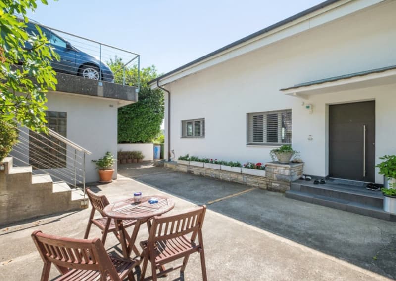 7.5-Zimmer-Doppeleinfamilienhaus an Südhanglage mit Alpenpanorama (4)