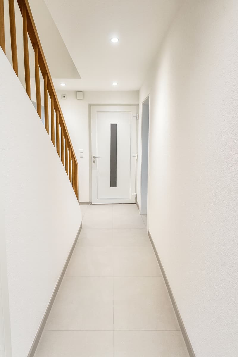 Frisch saniertes 4.5-Zimmer-Einfamilienhaus mit Pool & Ausbaupotenzial (4)