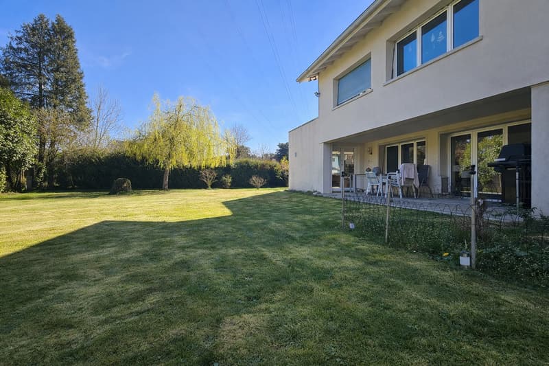 Élégante villa familiale avec grand jardin plat et fort potentiel à Founex (2)