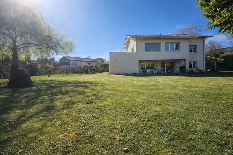 Élégante villa familiale avec grand jardin plat et fort potentiel à Founex (1)