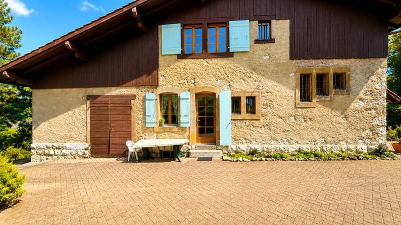 Maison individuelle de caractère - Vue dégagée sur le Salève, gros volume et fort potentiel d'aménagement. (2)